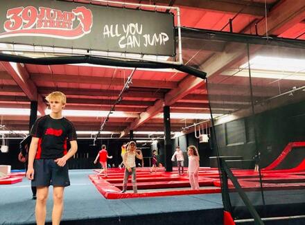 Vrij jumpen + evt. zakje chips én limonade of slush