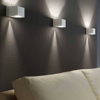 Wandlamp Dau in kubusvorm, up-down, wit wit / opaal
