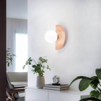 Wandlamp Loop Coral, koraalrood, glazen bol opaal, metaal koraalrood, wit