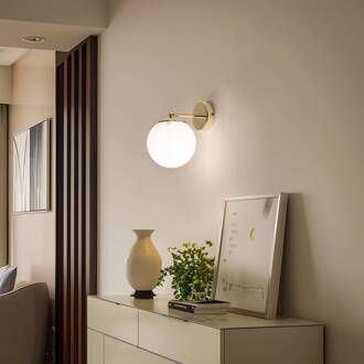 Wandlamp Sala met bolglas, 1-lamp wit opaal, messing
