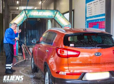 Wasbeurt bij Eliëns Carwash Area in Veldhoven