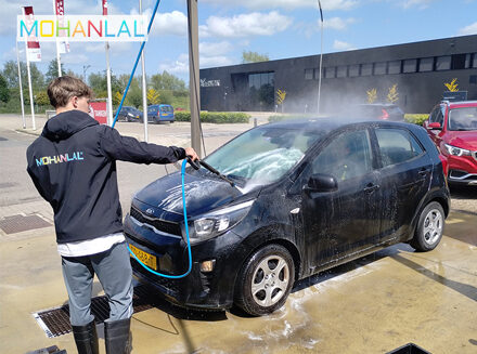 Wasbeurt bij MOHANLAL XL Tankstation Carwash Sliedrecht
