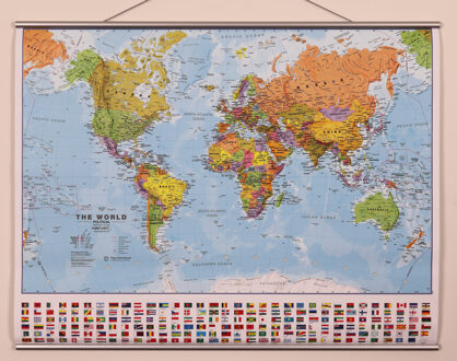 Wereldkaart World politiek met vlaggen geplastificeerd met latjes | 68 x 53 cm | Maps International