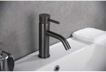 Wiesbaden Ribbd Wastafelkraan met Coldstart - Gunmetal
