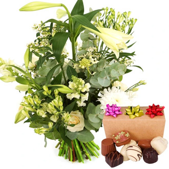 Witte pluk bloemen + 300 gram bonbons