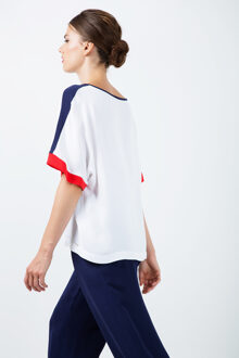 Witte top met korte mouwen en rood en blauw detail Hemelsblauw