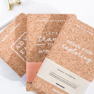 Woody schriftje A6 kurk Never stop exploring