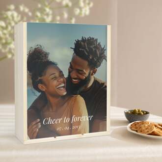 YourSurprise Bedrukte houten kist voor een fles en 2 witte wijnglazen