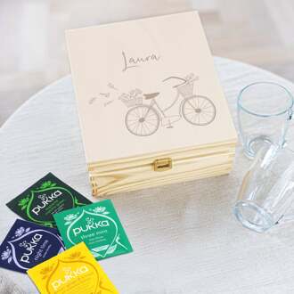 YourSurprise Houten theedoos graveren met twee glazen en vier verschillende theesoorten