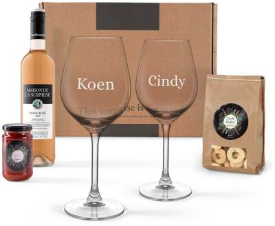 YourSurprise Rosé wijn borrelpakket met gegraveerde glazen