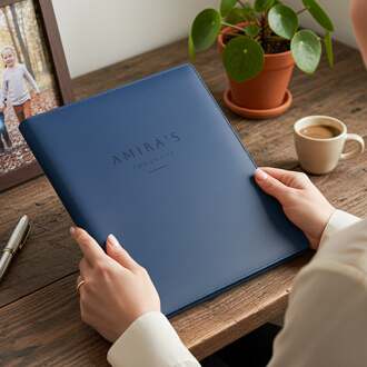 YourSurprise Schrijfmap - Blauw - Gegraveerd vegan leer