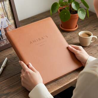 YourSurprise Schrijfmap - Bruin - Gegraveerd vegan leer