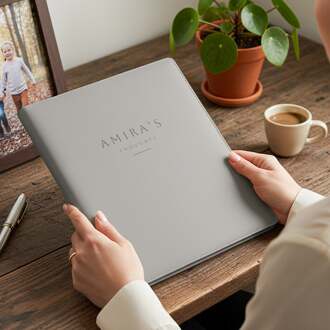 YourSurprise Schrijfmap - Grijs - Gegraveerd vegan leer