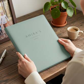 YourSurprise Schrijfmap - Groen - Gegraveerd vegan leer