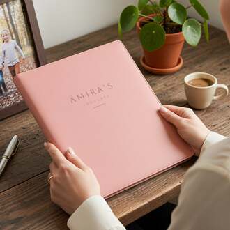 YourSurprise Schrijfmap - Roze - Gegraveerd vegan leer