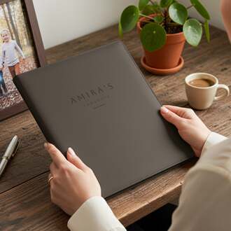 YourSurprise Schrijfmap - Zwart - Gegraveerd vegan leer