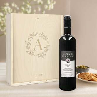 YourSurprise Wijnpakket in gegraveerde kist - Maison de la Surprise - Merlot, Syrah en Sauvignon Blanc