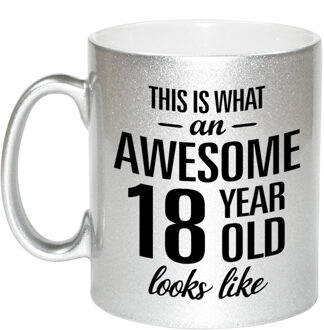 Zilveren Awesome 18 year cadeau mok / verjaardag beker 330 ml - feest mokken Zilverkleurig