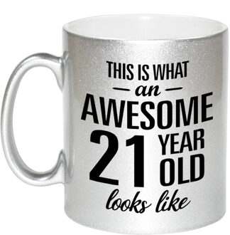 Zilveren Awesome 21 year cadeau mok / verjaardag beker 330 ml - feest mokken Zilverkleurig