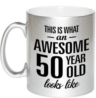 Zilveren Awesome 50 year cadeau mok / verjaardag beker 330 ml - feest mokken Zilverkleurig