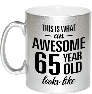 Zilveren Awesome 65 year cadeau mok / verjaardag beker 330 ml - feest mokken Zilverkleurig