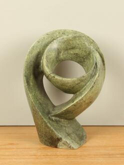 Zimbabwaands beeld Looking Up, cheetah jade, 28 cm