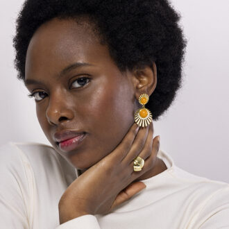 Zuxia oorbellen afgewerkt in 18k geel goud Oranje