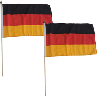 Zwaaivlag Duitsland - 2x stuks - luxe - 30 x 45 cm - op lange stok - Feestartikelen / versiering Multi