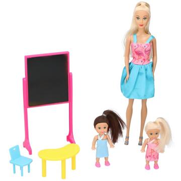 Eddy Toys Set Poppen - Thema School - 1 Grote Pop, 2 kleine Poppen - met Schoolbord, Tafel en Stoeltje - 29 CM Geel