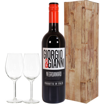 Rode wijn Giorgio & Gianni en twee wijn glazen
