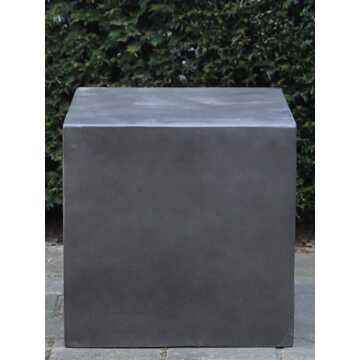 Sokkel/zuil uit light cement,50 x 50 x 50 cm. beton look / antracietkleurige zuil, winterhard en uv-werend.