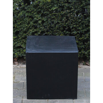 Sokkel/zuil zwart uit light cement, 40 x40 x 40 cm. zwarte zuil, winterhard en uv-werend.