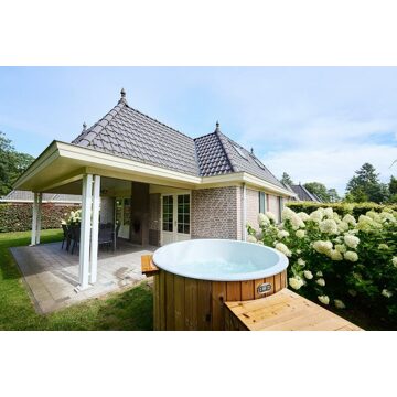 Villa voor 8 personen met spa en buitenhaard op de Veluwe in Voorthuizen